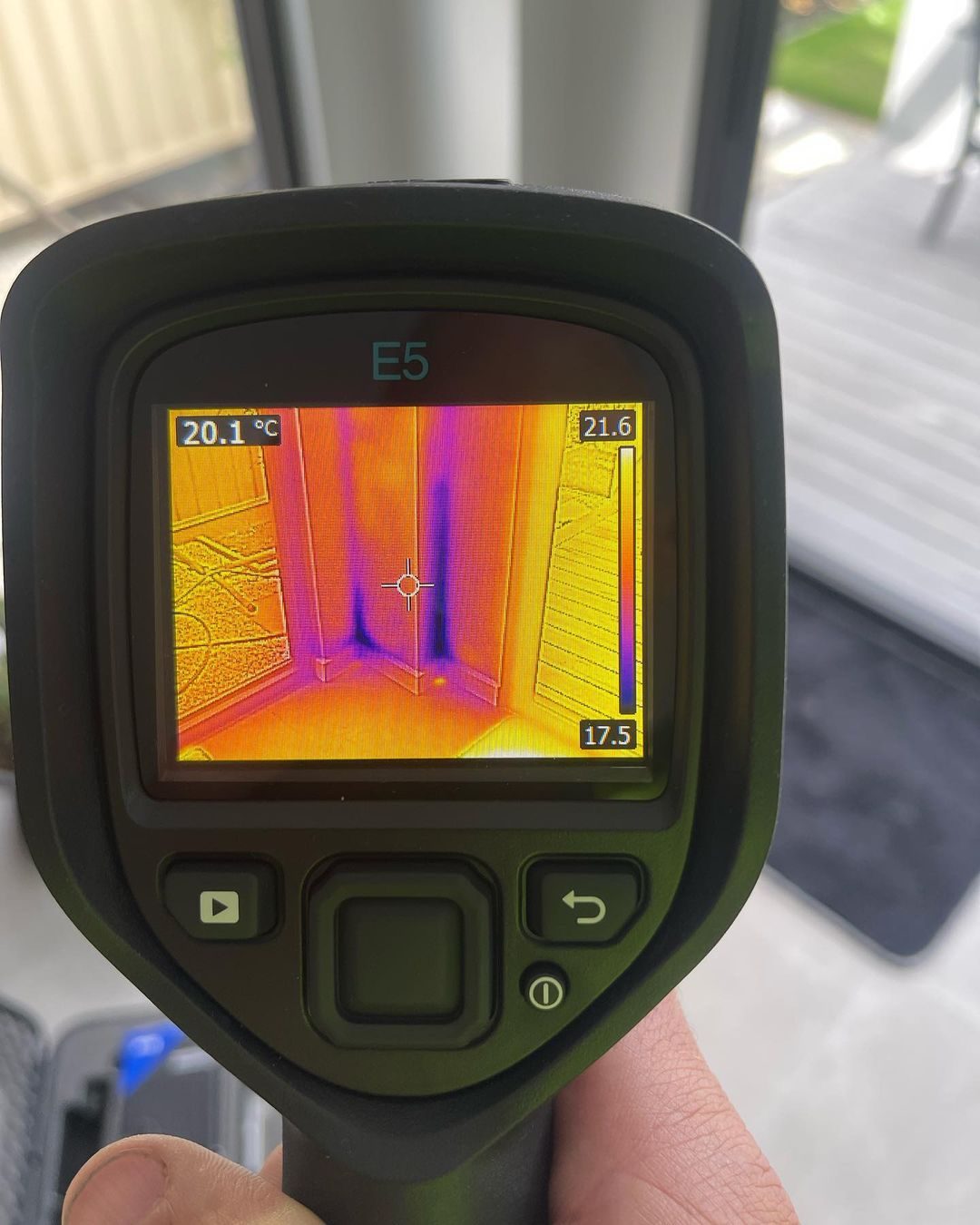 Câmera termográfica mostrando diferença de temperatura num corredor
