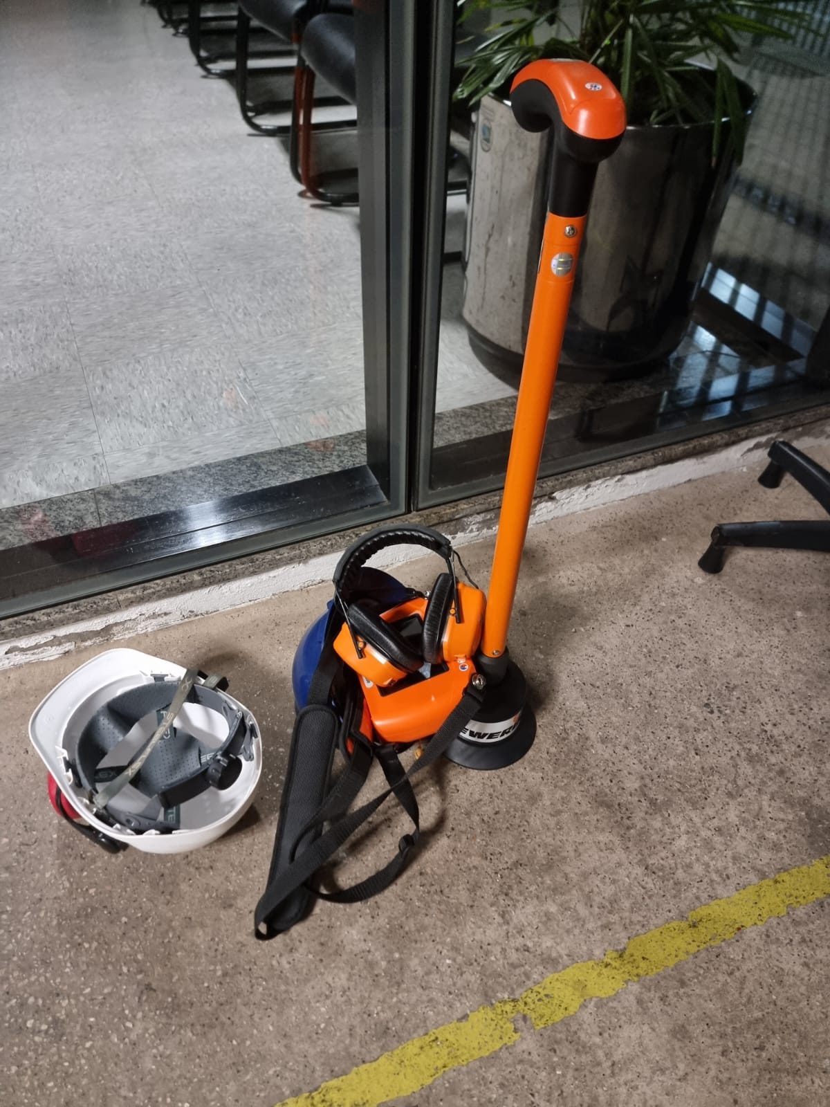 Equipamento de detecção e capacete da equipe Aquatest em uma obra