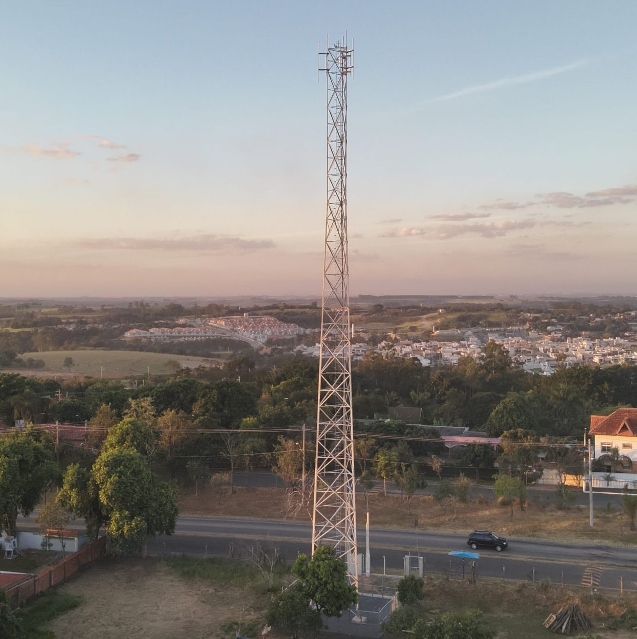 Vista de drone durante inspeção de torre