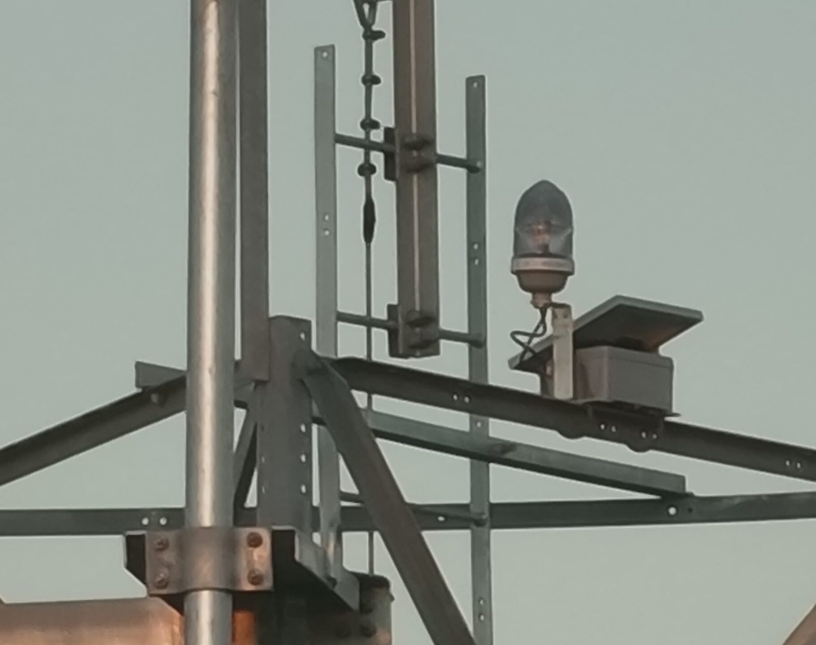 Imagem de drone de uma estrutura metálica no alto de uma torre
